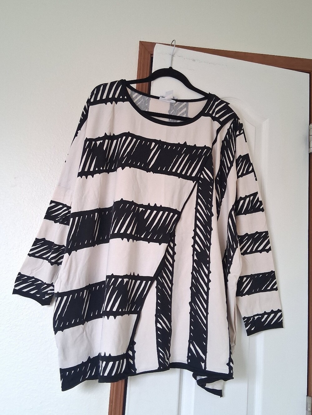 Luukaa Black & Cream Graphic-Striped Oversized Long Sleeve Top Loungelook 8/10